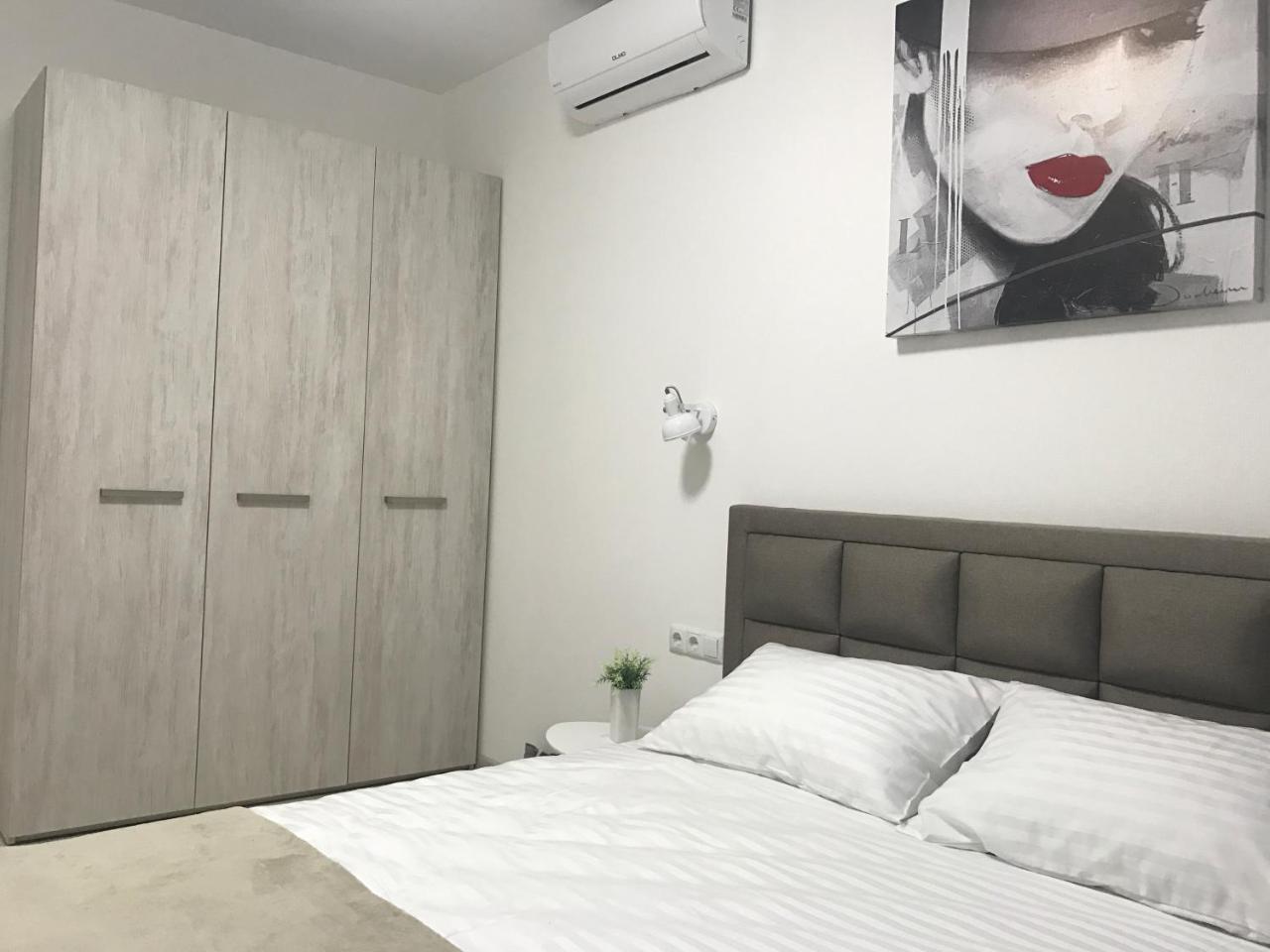 Святобор Lux Apartments Kiev Esterno foto